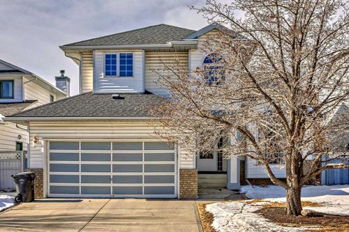 109 Hawkhill Road Nw, Home with 3 bedrooms, 3 bathrooms and 4 parking in Calgary AB | Card Image
