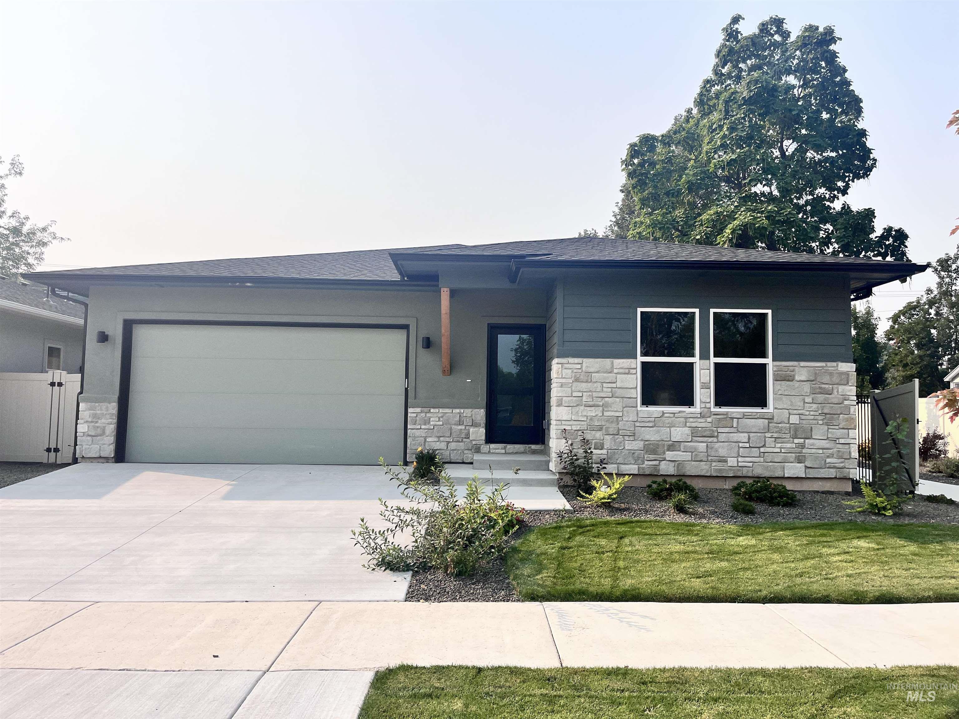 Grayson St, Meridian, ID 83642