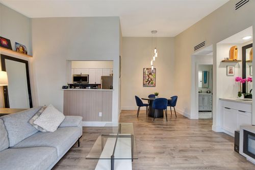 10h-2001 Bering Dr, Houston, TX, 77057-3763 | Card Image