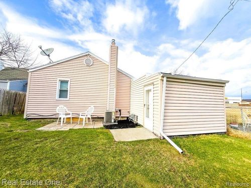 21218 Woodward St, Clinton Twp, MI, 48035-3588 | Card Image