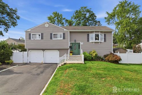 105 Osceola Ave, Middlesex, NJ, 08846-1807 | Card Image