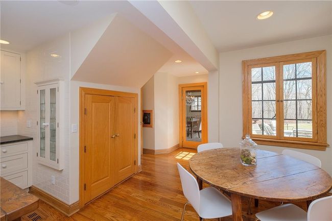 Kitchen eat-in area | Image 17