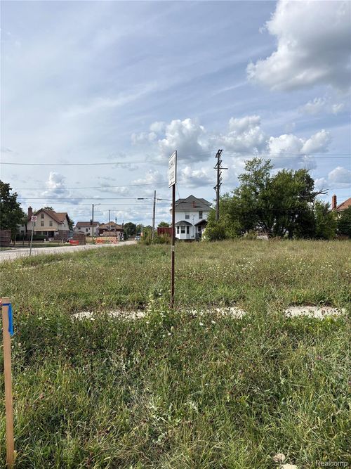 82 W Buena Vista St, Highland Park, MI, 48203-3616 | Card Image