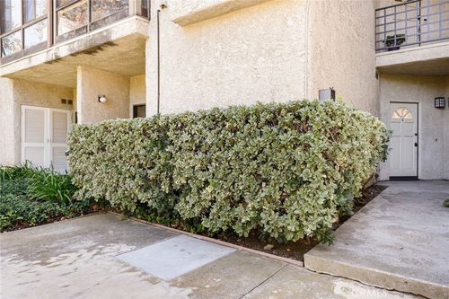 c-5738 Skyview Way, Agoura Hills, CA, 91301-5702 | Card Image
