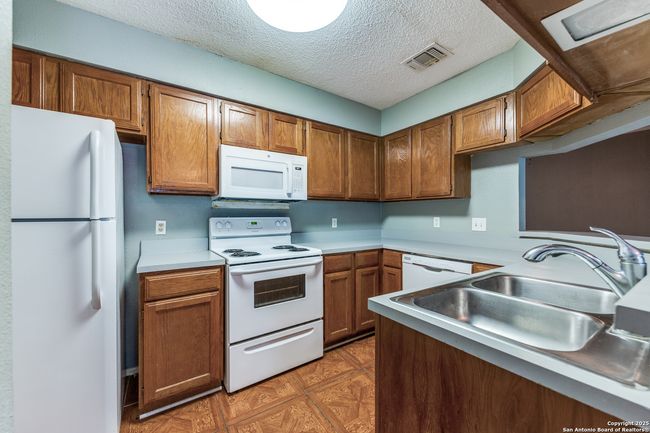 UNIT-1404 - 4212 Medical Dr, Condo with 2 bedrooms, 2 bathrooms and null parking in San Antonio TX | Image 5