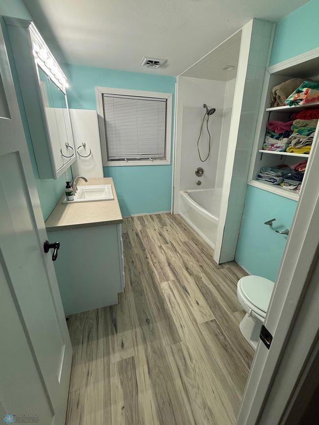 Upstairs Bathroom | Image 19