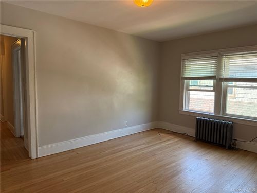 d5-50 The Cres, Babylon, NY, 11702 | Card Image
