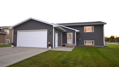 2002 Miller Ln, ABERDEEN, SD, 57401-5664 | Card Image