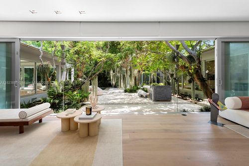 11 Lagorce Cir, Miami Beach, FL, 33141-4519 | Card Image