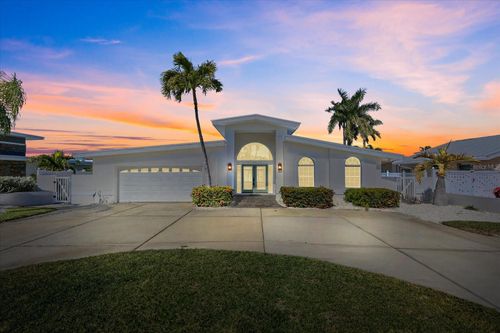 24 Dolphin Dr, TREASURE ISLAND, FL, 33706-3113 | Card Image