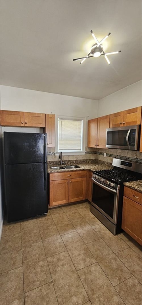 2w-157 Lonsdale St, Fall River, MA, 02721-4121 | Card Image