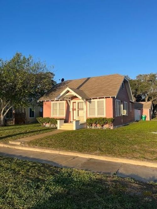 802 S Houston St, Aransas Pass, TX, 78336-2302 | Card Image