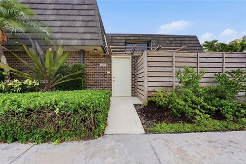 909 9th Ter, Palm Beach Gardens, FL, 33418-3681 | Card Image