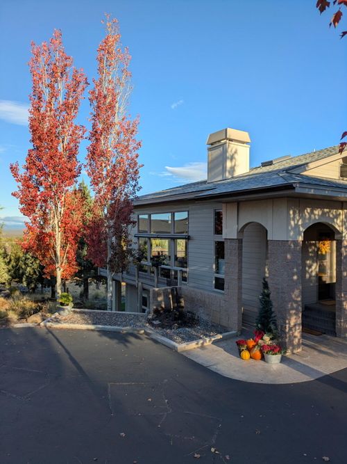 893 Highland View Loop, Redmond, OR, 97756-7398 | Card Image