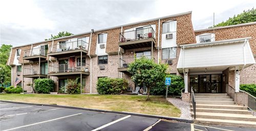 b203-752 Quaker Ln, East Greenwich, RI, 02818-1661 | Card Image