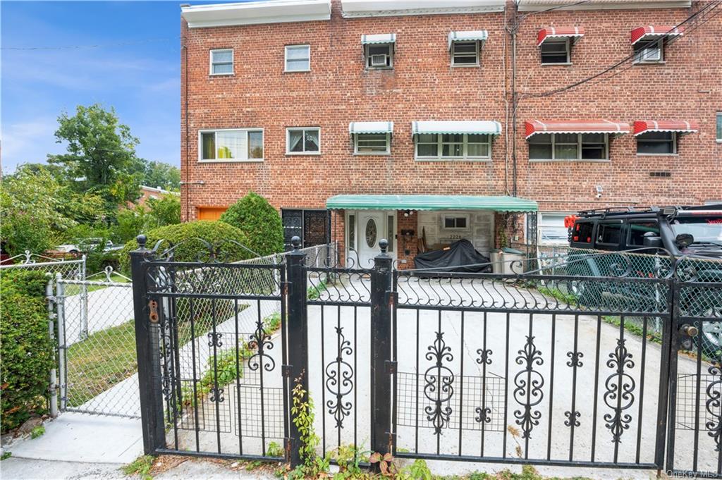 Lacombe Ave, Bronx, NY 10473