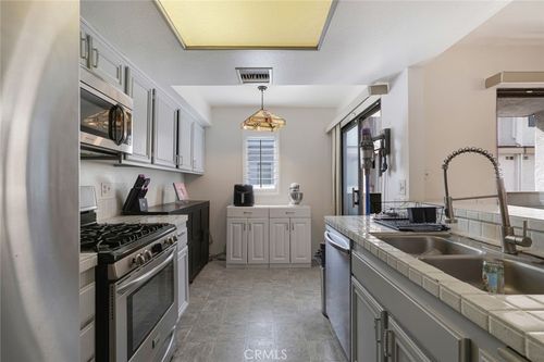 10231 Independence Ave, Chatsworth, CA, 91311-6705 | Card Image