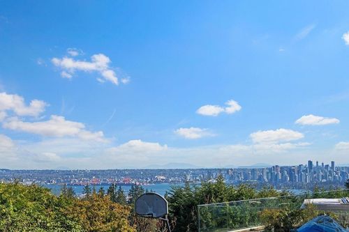 685 King Georges Way, West Vancouver, BC, V7S1S2 | Card Image