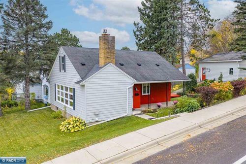 1002 Jones St, Eveleth, MN, 55734-1758 | Card Image