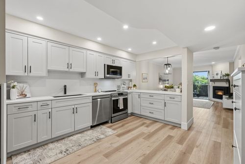 102-1538 Bowser Ave, North Vancouver, BC, V7P2Y3 | Card Image