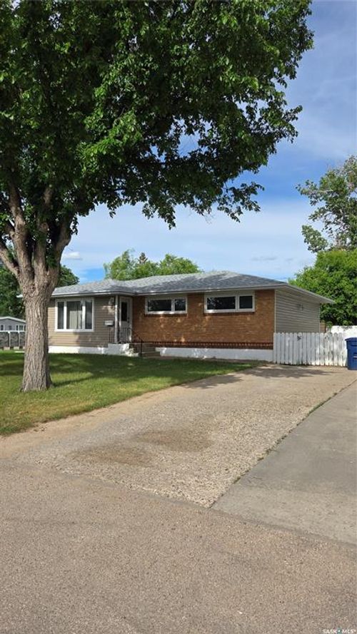 1151 Bogue Ave, Moose Jaw, SK, S6H4M4 | Card Image