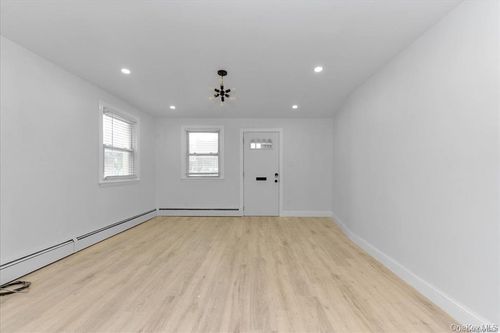 129 135th Ave, South Ozone Park, NY, 11420-3323 | Card Image