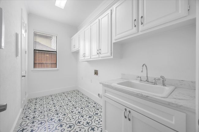 large laundry room | Image 18