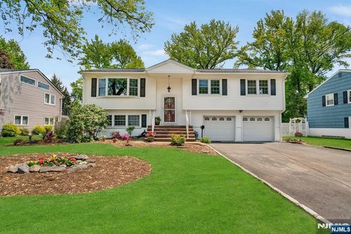 98 Vassar Dr, Paramus, NJ, 07652-2616 | Card Image