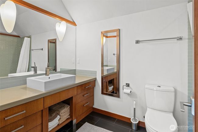 Upstairs Bathroom | Image 34