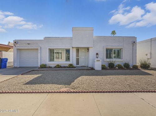807 E Michelle Dr, Phoenix, AZ, 85022-6041 | Card Image