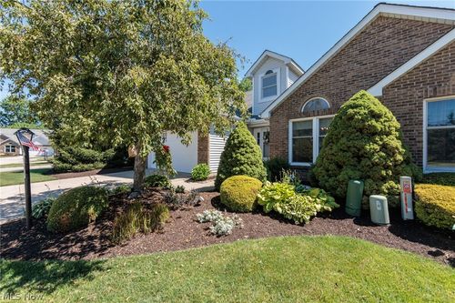 19687 Cross Creek Oval, Strongsville, OH, 44136 | Card Image