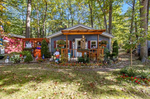 2038 N 4th St, Fountain, MI, 49410-9665 | Card Image