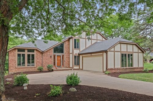 315 Valley Brook Oval, Hinckley, OH, 44233-9641 | Card Image