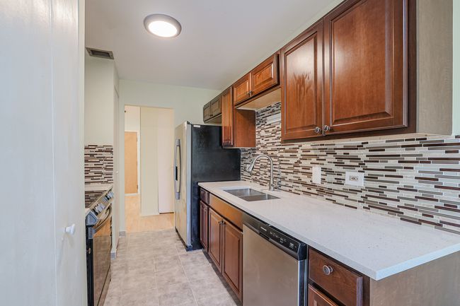APT-102 - 3801 Appian Way, Home with 2 bedrooms, 2 bathrooms and null parking in Glenview IL | Image 9