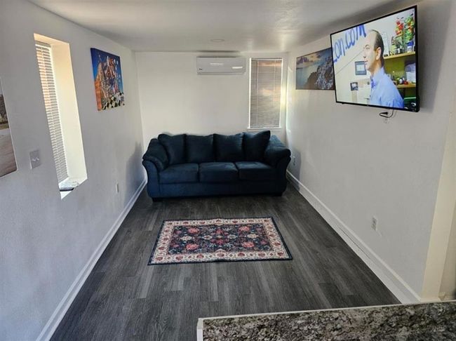 Studio apartment living room | Image 27