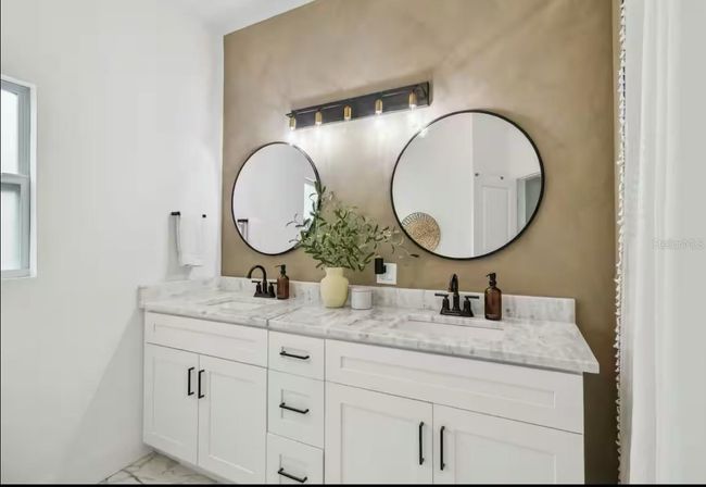 Primary Bath/Dual Vanities | Image 12