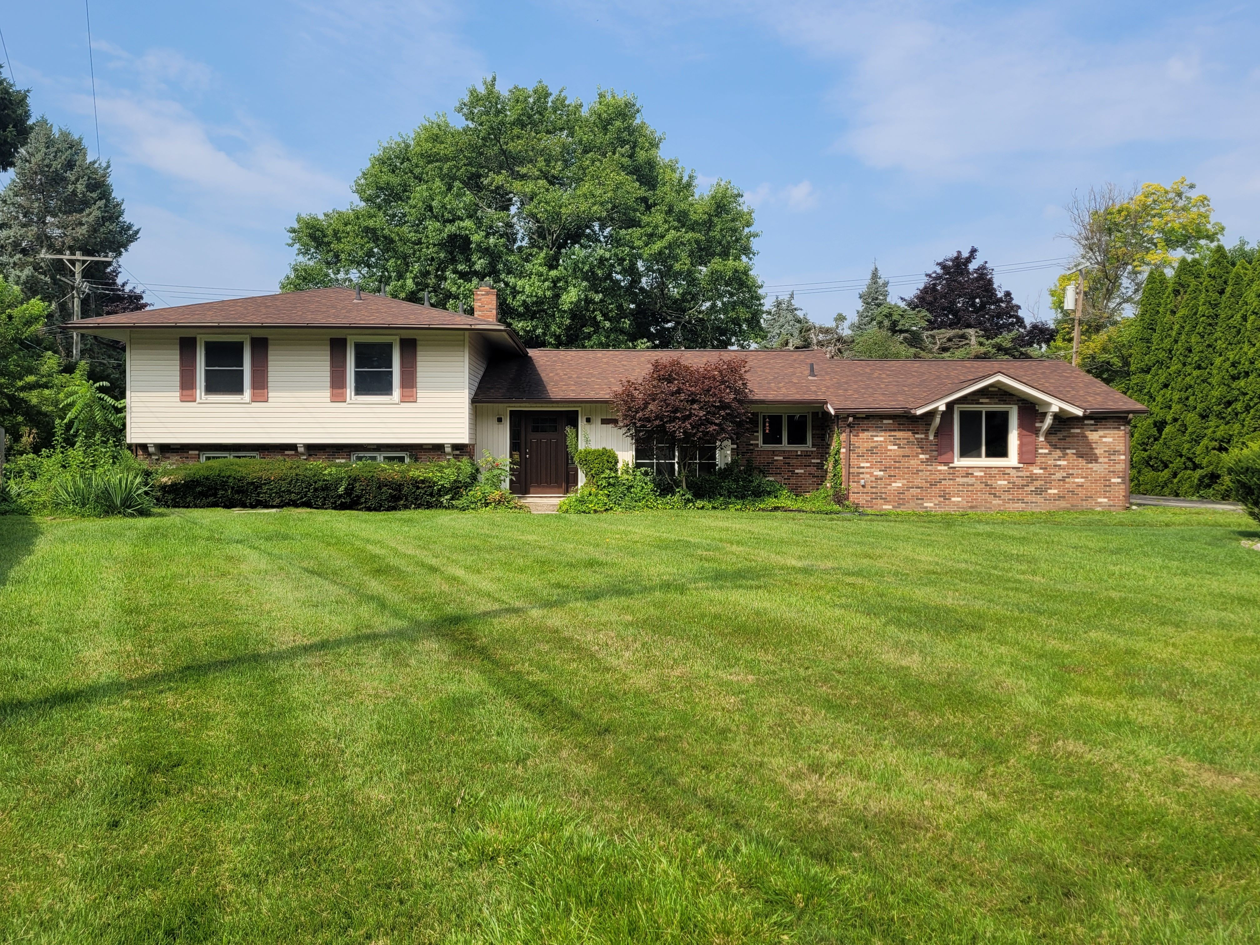 Jonathan St, Clinton Township, MI 48036