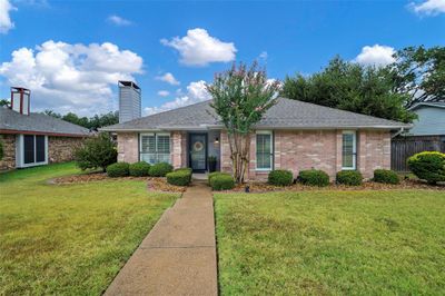 Single story home with large front lawn | Image 1