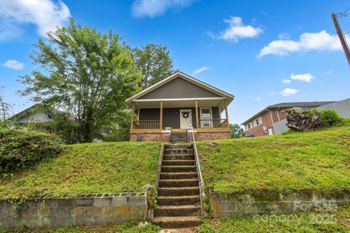 907 Highland Ave, Hendersonville, NC, 28792-3734 | Card Image