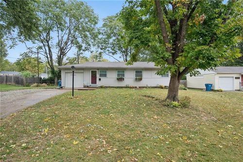 1002 Ne Cowden Dr, Gladstone, MO, 64118-4812 | Card Image
