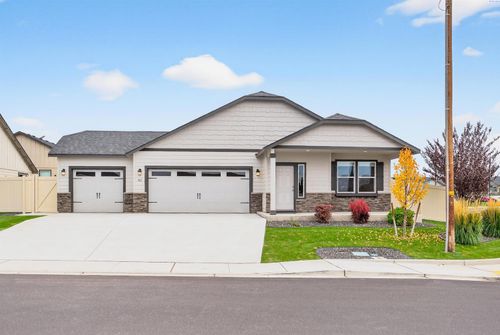 911 Bing St, Grandview, WA, 98930-3004 | Card Image