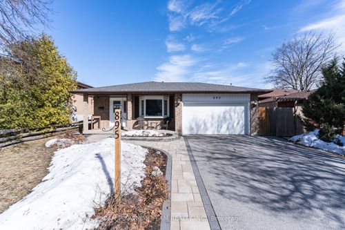 895 Exeter St, Oshawa, ON, L1G6R9 | Card Image