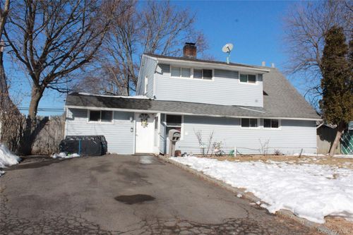 118 Bucket Ln, Levittown, NY, 11756-3004 | Card Image