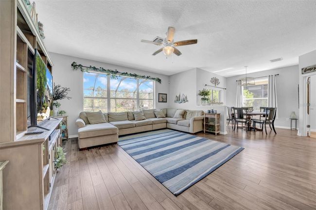 Large family room for entertaining | Image 4