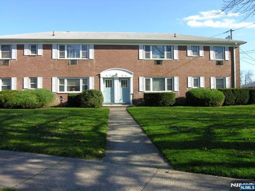 40 Manchester Ct, Wayne, NJ, 07470-3386 | Card Image