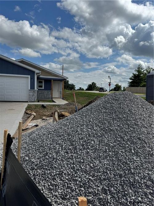 2102 Brookridge Cir, Tonganoxie, KS, 66086-6200 | Card Image