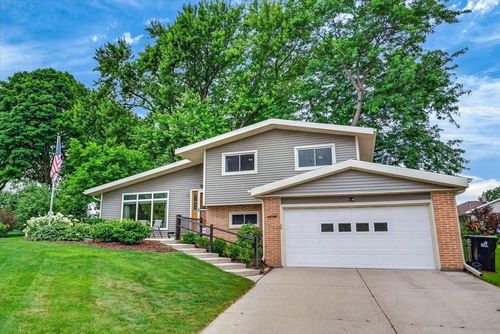 110 Twin Ln, Beaver Dam, WI, 53916-2237 | Card Image