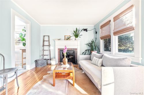 47 Station Rd, Bellport, NY, 11713-2447 | Card Image