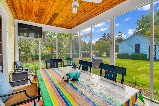 Screened patio | Image 28