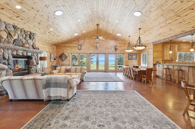 Great Room overlooking sandy beach | Image 7